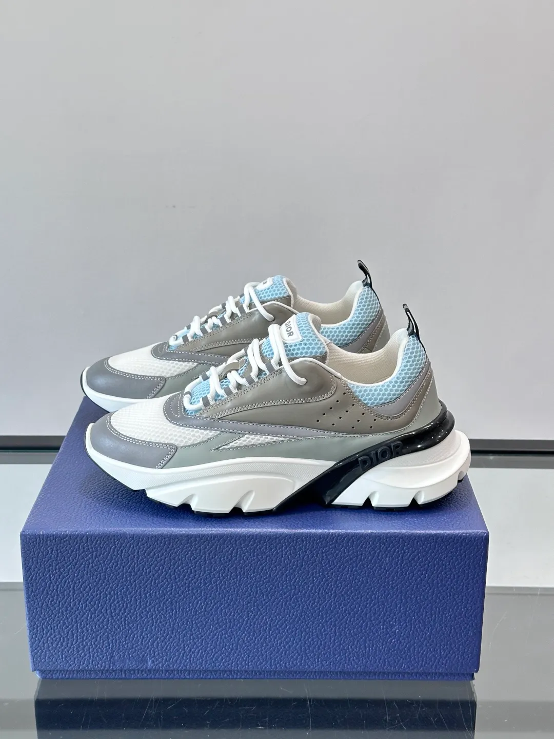 Men's shoes 💰p520 "Dior" B22 retro jogging shoes, inspired by classic jogging shoes, low-top thick sole design, cow leather + mesh fabric splicing, perfect texture and breathable. The black and white engraved rubber sole has great grip and comfort, and is OK for daily wear or sports! There is an embossed "CD" logo on the side of the shoe, which is low-key and recognizable. Rich colors, black and white, gray and blue, etc., versatile and fashionable, loved by European and American hip-hop circles and bloggers, a must-have for trendy wear size: 39-44 (customized at 45.46)